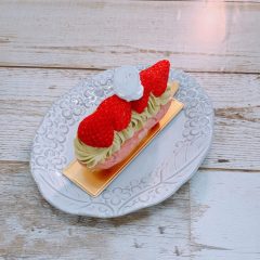 いちごとピスタチオのムラングシャンティ|パティスリールルット いちごとピスタチオのムラングシャンティ|パティスリールルット
